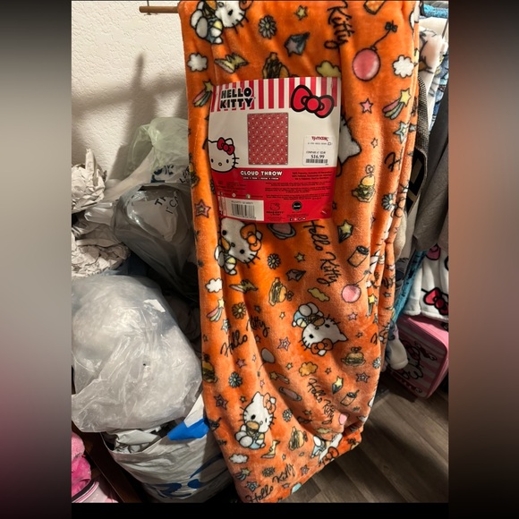 HELLO KITTY ORANGE HAMBURGER THROW BLANKET - Picture 1 of 3
